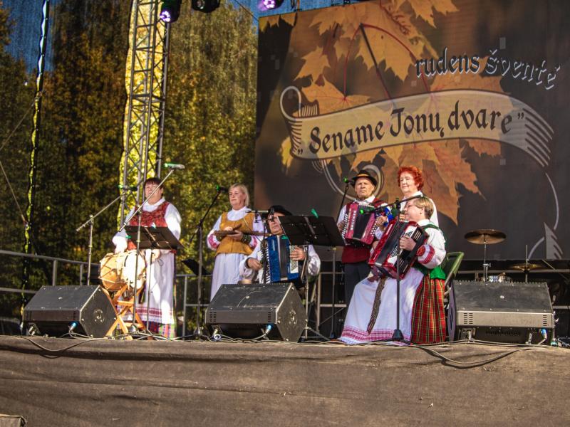 Rudens šventė „SENAME JONŲ DVARE"
