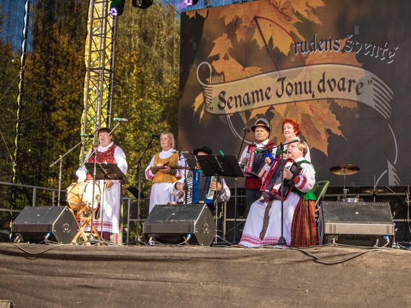 Rudens šventė „SENAME JONŲ DVARE"