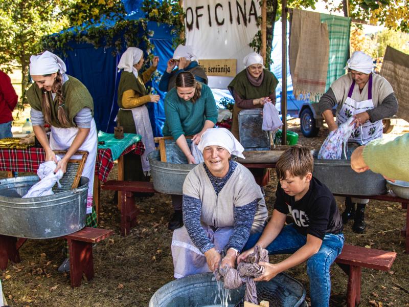 Rudens šventė „SENAME JONŲ DVARE"