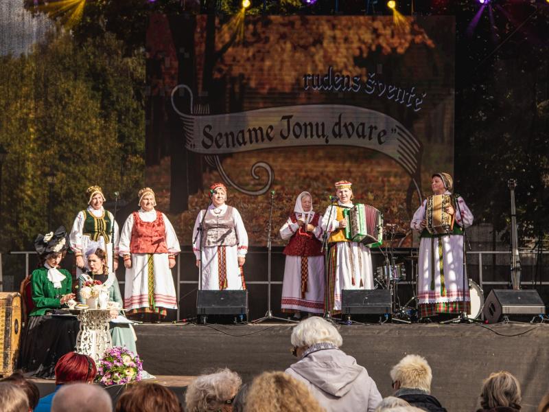 Rudens šventė „SENAME JONŲ DVARE"