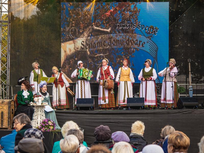 Rudens šventė „SENAME JONŲ DVARE"