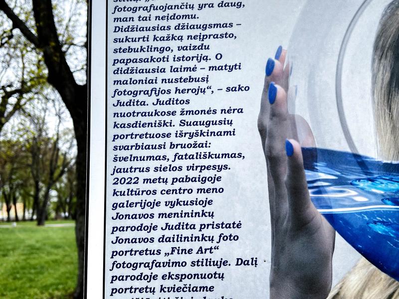 Fotomenininkės Juditos Juknelės meninės fotografijos „Menininkų portretai“ lauko paroda