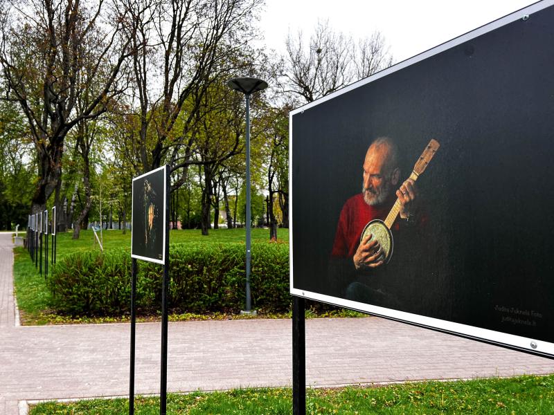 Fotomenininkės Juditos Juknelės meninės fotografijos „Menininkų portretai“ lauko paroda