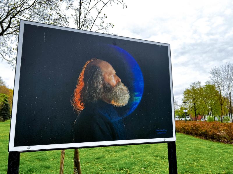 Fotomenininkės Juditos Juknelės meninės fotografijos „Menininkų portretai“ lauko paroda
