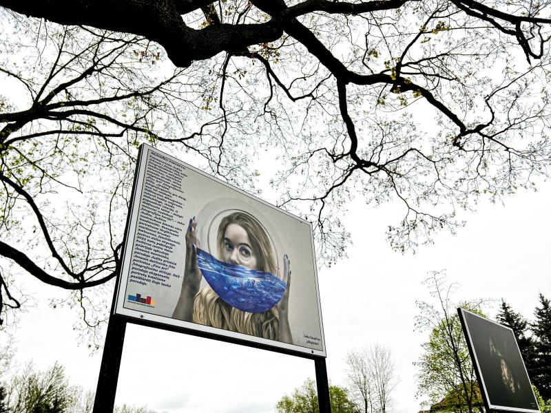 Fotomenininkės Juditos Juknelės meninės fotografijos „Menininkų portretai“ lauko paroda