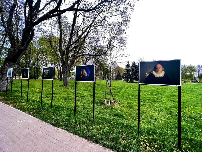 Fotomenininkės Juditos Juknelės meninės fotografijos „Menininkų portretai“ lauko paroda