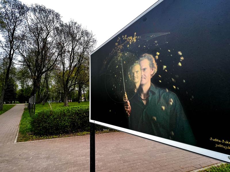 Fotomenininkės Juditos Juknelės meninės fotografijos „Menininkų portretai“ lauko paroda