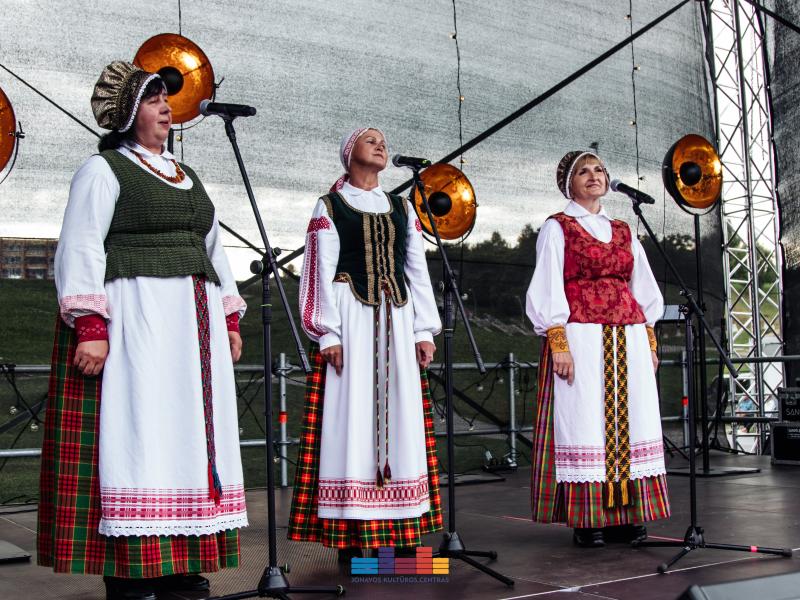 LIETUVOS KARALIAUS MINDAUGO KARŪNAVIMO IR TAUTIŠKOS GIESMĖS DIENA