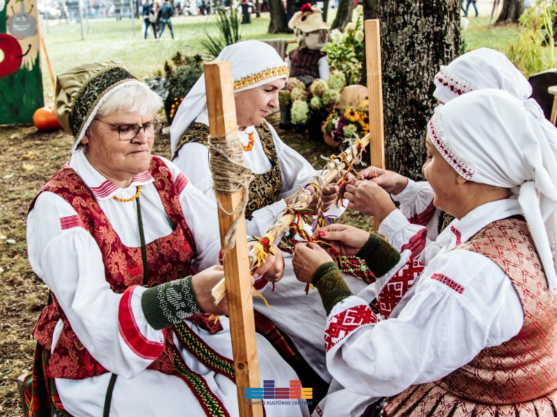 „Rudens šventė. MERGAUTINĖS GODOS JONAVOS TRAKTIERIUJE“