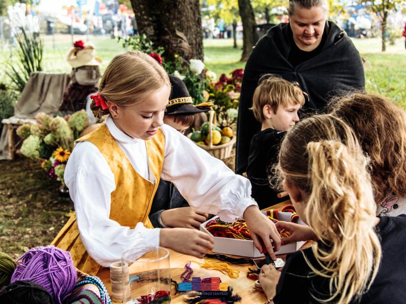 „Rudens šventė. MERGAUTINĖS GODOS JONAVOS TRAKTIERIUJE“