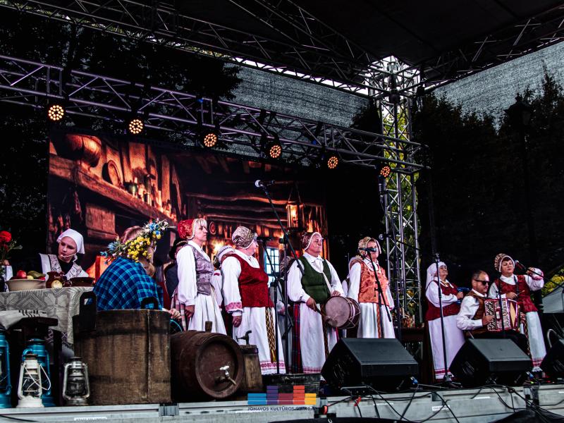  „Rudens šventė. MERGAUTINĖS GODOS JONAVOS TRAKTIERIUJE“