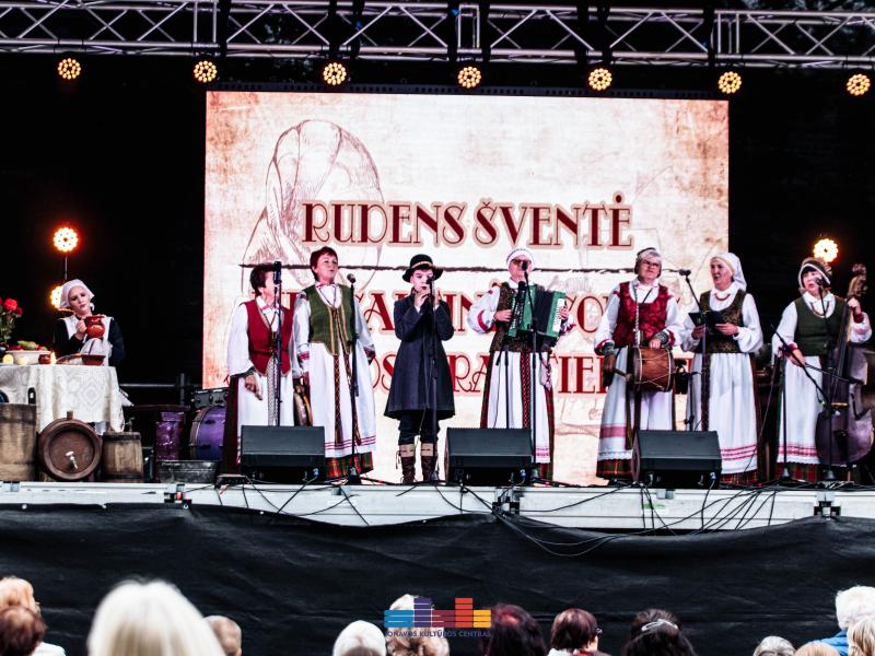  „Rudens šventė. MERGAUTINĖS GODOS JONAVOS TRAKTIERIUJE“