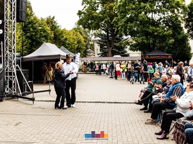 „Rudens šventė. MERGAUTINĖS GODOS JONAVOS TRAKTIERIUJE“