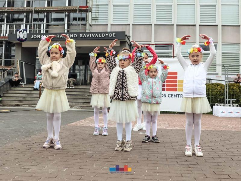 Šokio šventė!  „Ei, šokėjau, sukis vėju!“