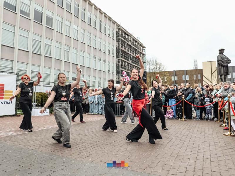 Šokio šventė!  „Ei, šokėjau, sukis vėju!“