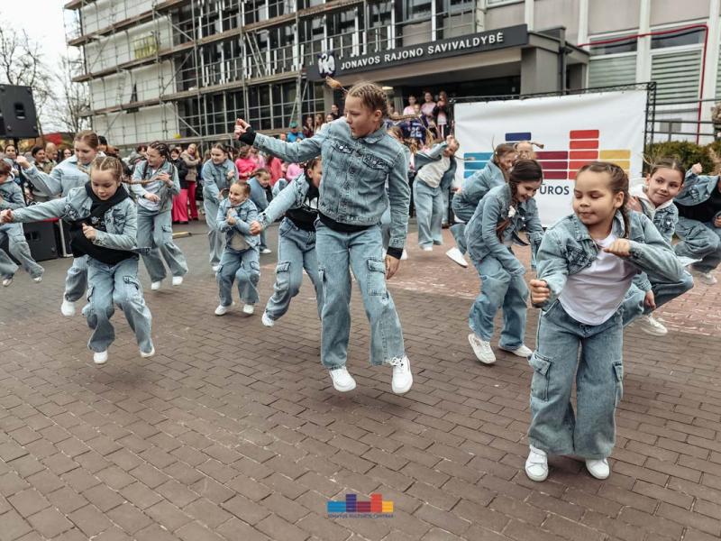 Šokio šventė!  „Ei, šokėjau, sukis vėju!“