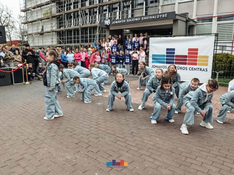 Šokio šventė!  „Ei, šokėjau, sukis vėju!“