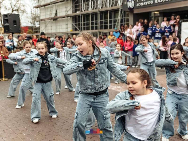 Šokio šventė!  „Ei, šokėjau, sukis vėju!“