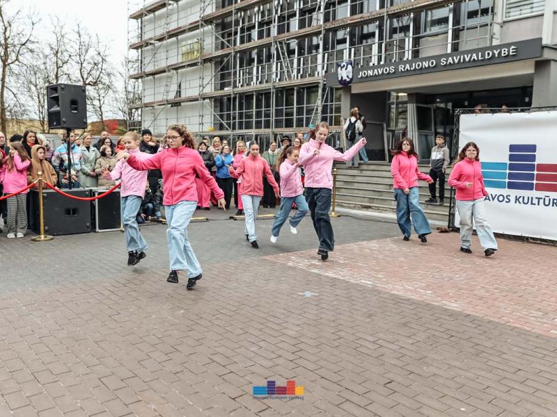 Šokio šventė!  „Ei, šokėjau, sukis vėju!“