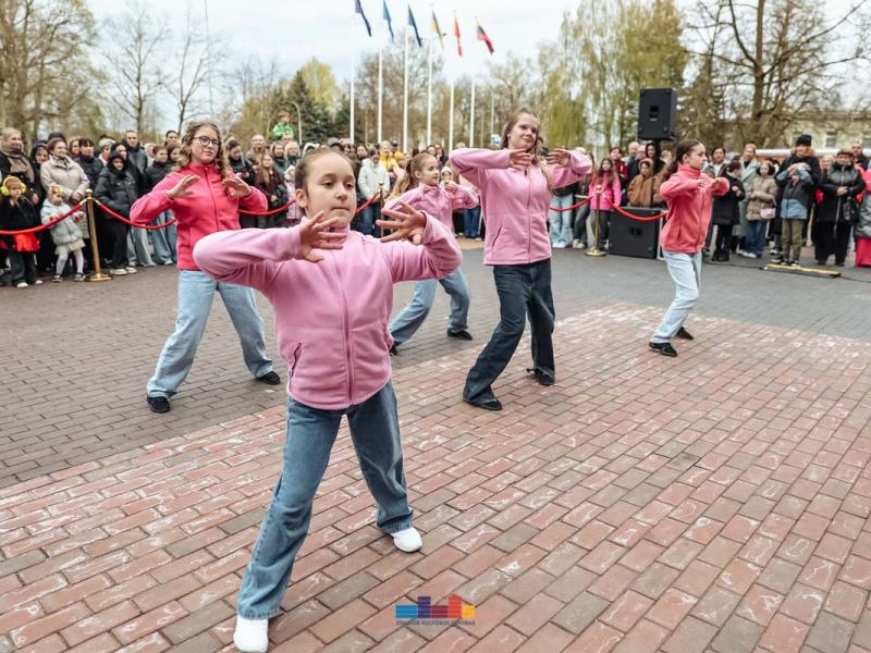 Šokio šventė!  „Ei, šokėjau, sukis vėju!“