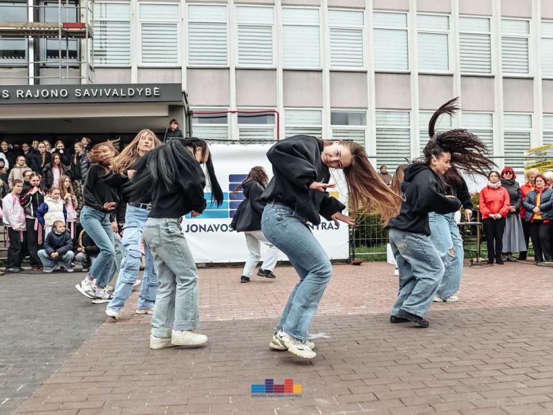 Šokio šventė!  „Ei, šokėjau, sukis vėju!“
