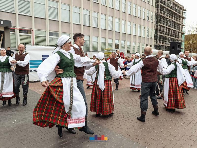 Šokio šventė!  „Ei, šokėjau, sukis vėju!“