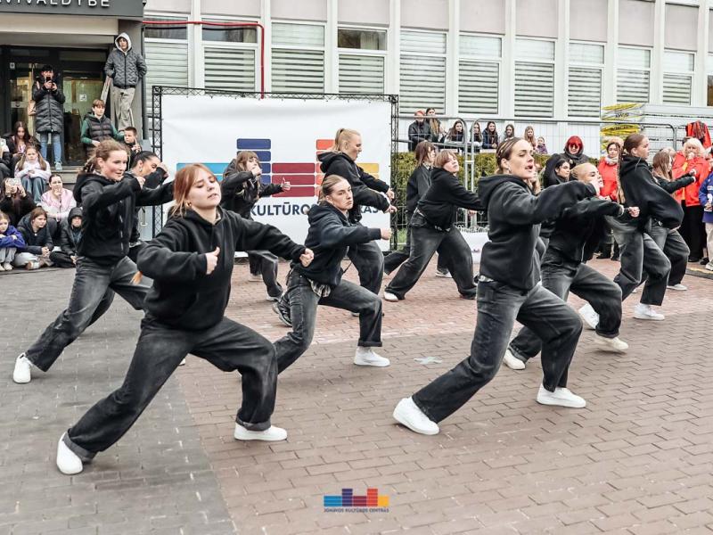 Šokio šventė!  „Ei, šokėjau, sukis vėju!“