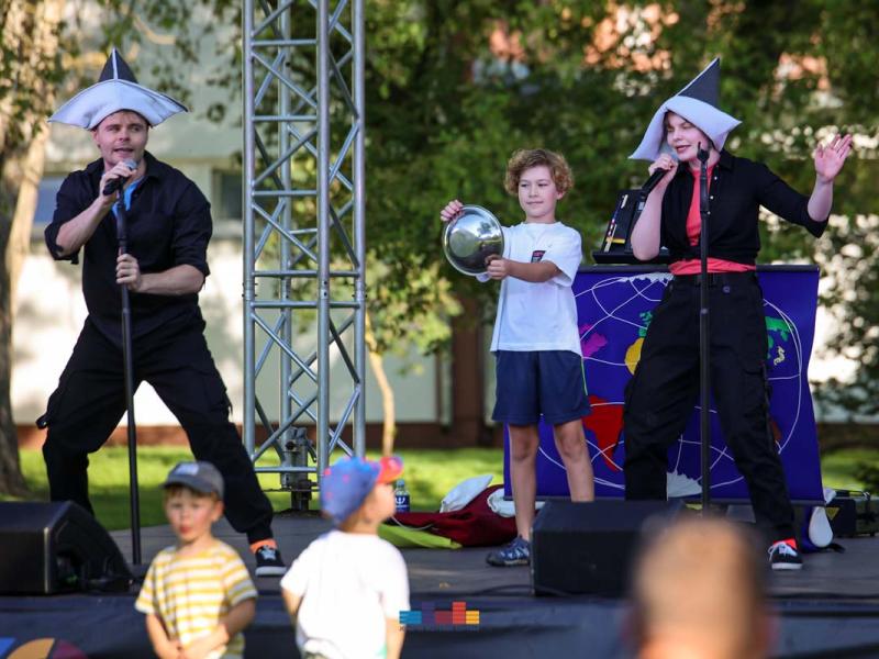 „Labai teatras“ – „Aplink pasaulį 2“ spektaklis