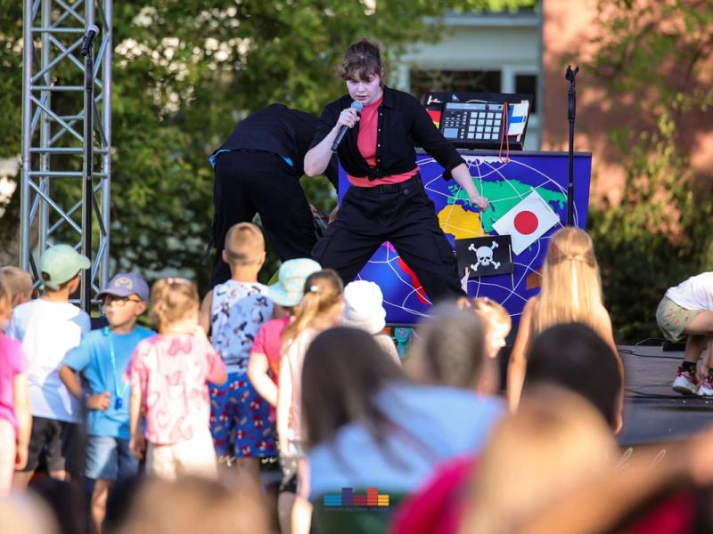 „Labai teatras“ – „Aplink pasaulį 2“ spektaklis