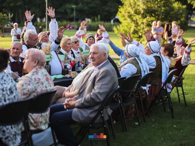 Draugų vakaras „Pakylėti kartu“