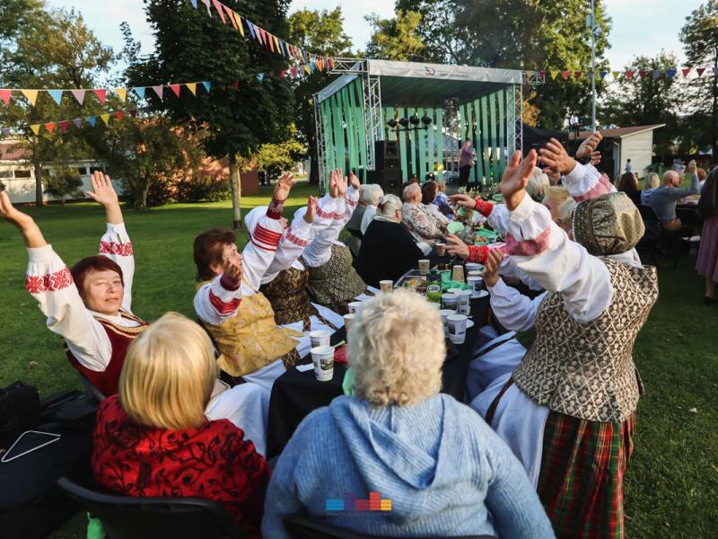 Draugų vakaras „Pakylėti kartu“