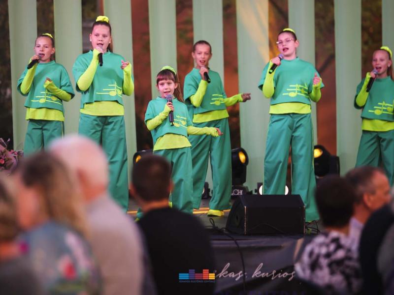 Draugų vakaras „Pakylėti kartu“