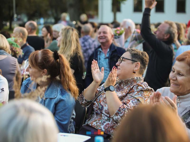 Draugų vakaras „Pakylėti kartu“