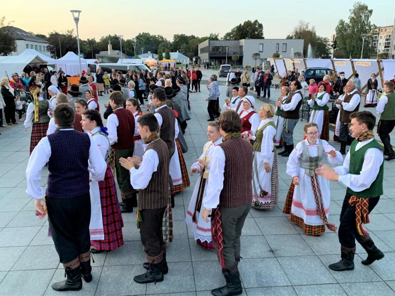 KERMOŠIUS „PO RUDENS DANGUM“
