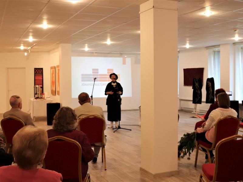  Janinos Altaravičienės darbų paroda EKSPERIMENTAI, IEŠKOJIMAI, ŽAIDIMAI SPALVOMIS