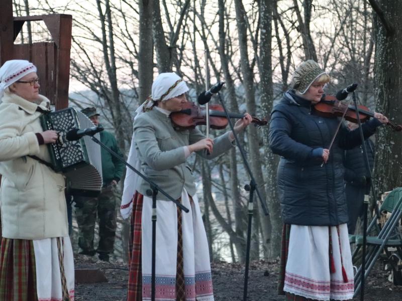 Pavasario lygiadienis ant Mažųjų Žinėnų piliakalnio 
