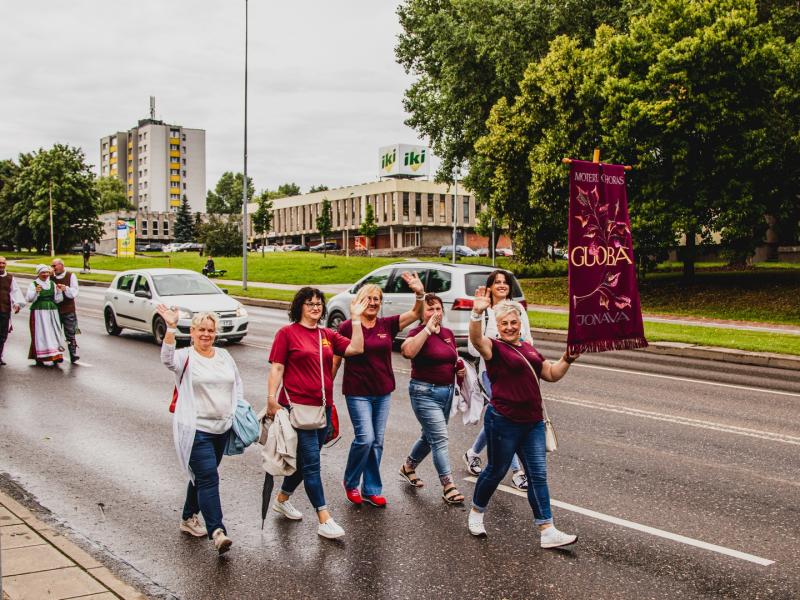 Šventinė miesto gimtadienio eisena